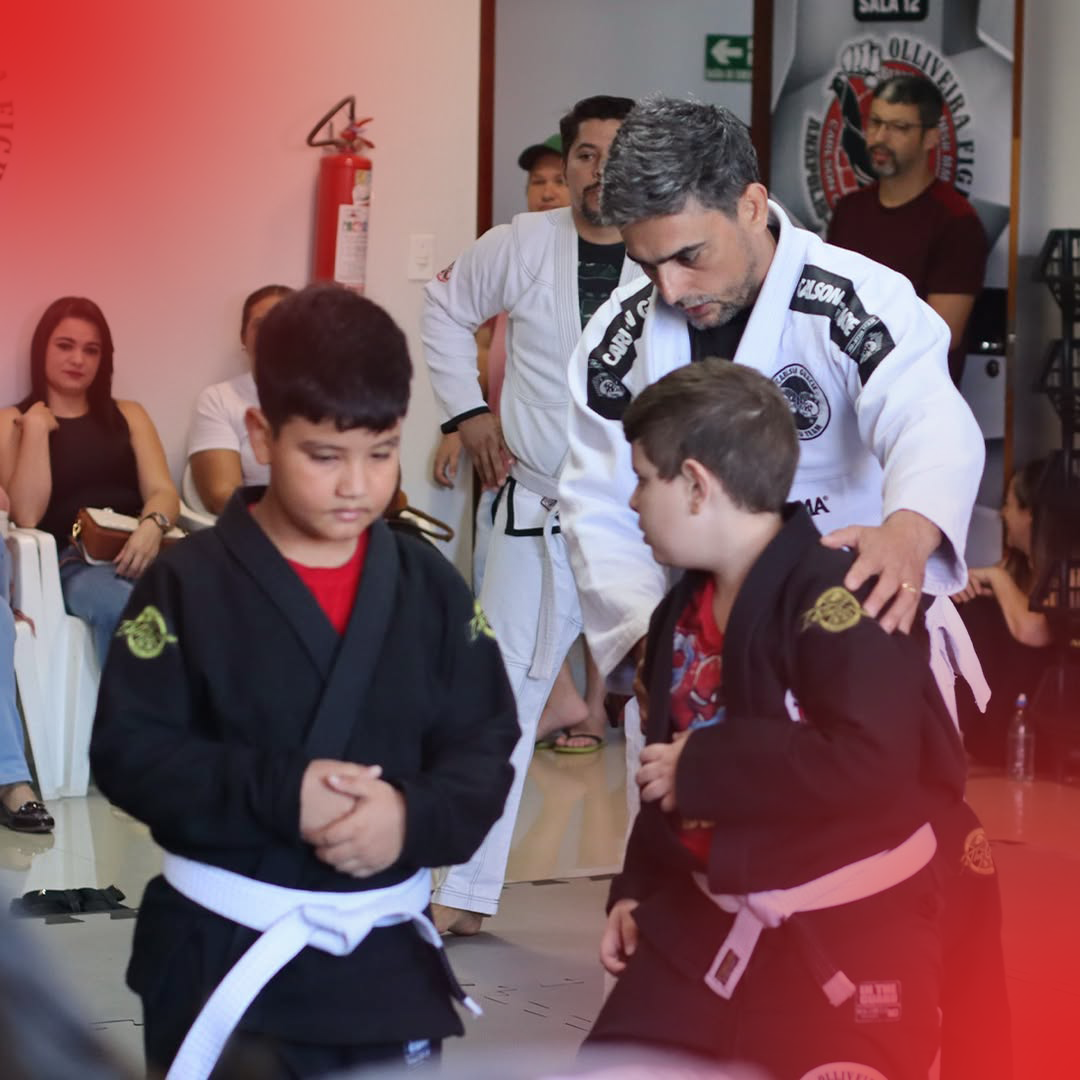 Professor faixa-preta Carlson Gracie ensinando técnica para alunos kids na Ollfight Anápolis