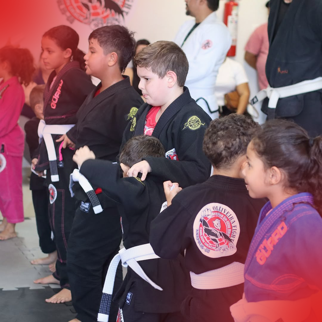 Crianças em fila durante cerimônia de graduação na Ollfight Anápolis